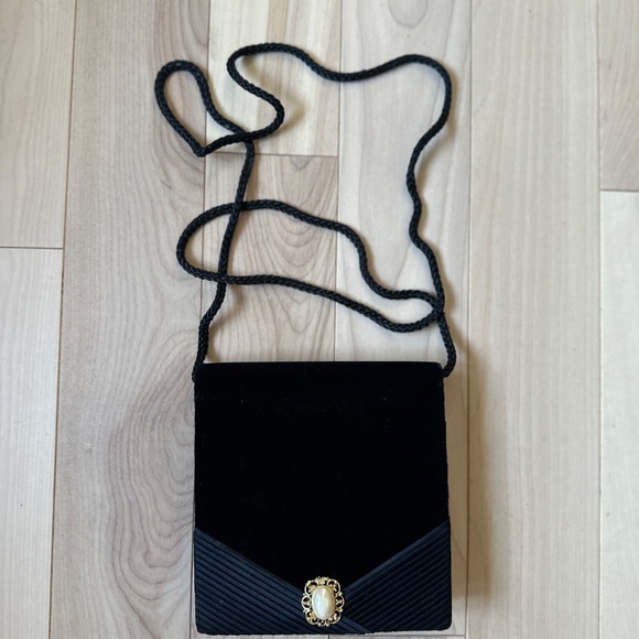 Vintage Black Velvet Evening Bag – Pearl Brooch Detail : Elegant vintage - Picture 7 of 8